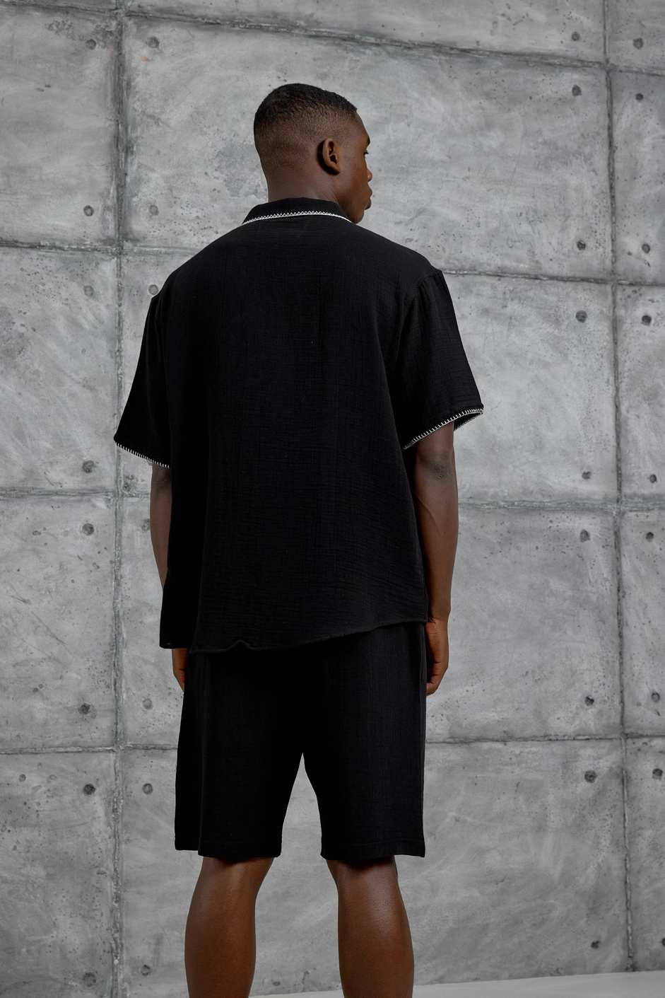 Siyah Oversize Yaprak Nakışlı Kısa Kollu Gömlek