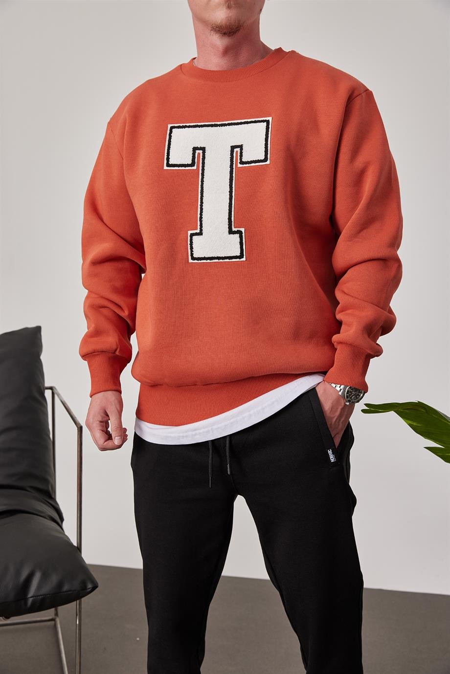 T Harf Baskılı Kiremit Sweatshirt
