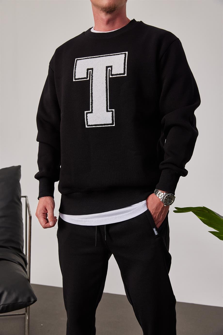 T Harf Baskılı Siyah Sweatshirt
