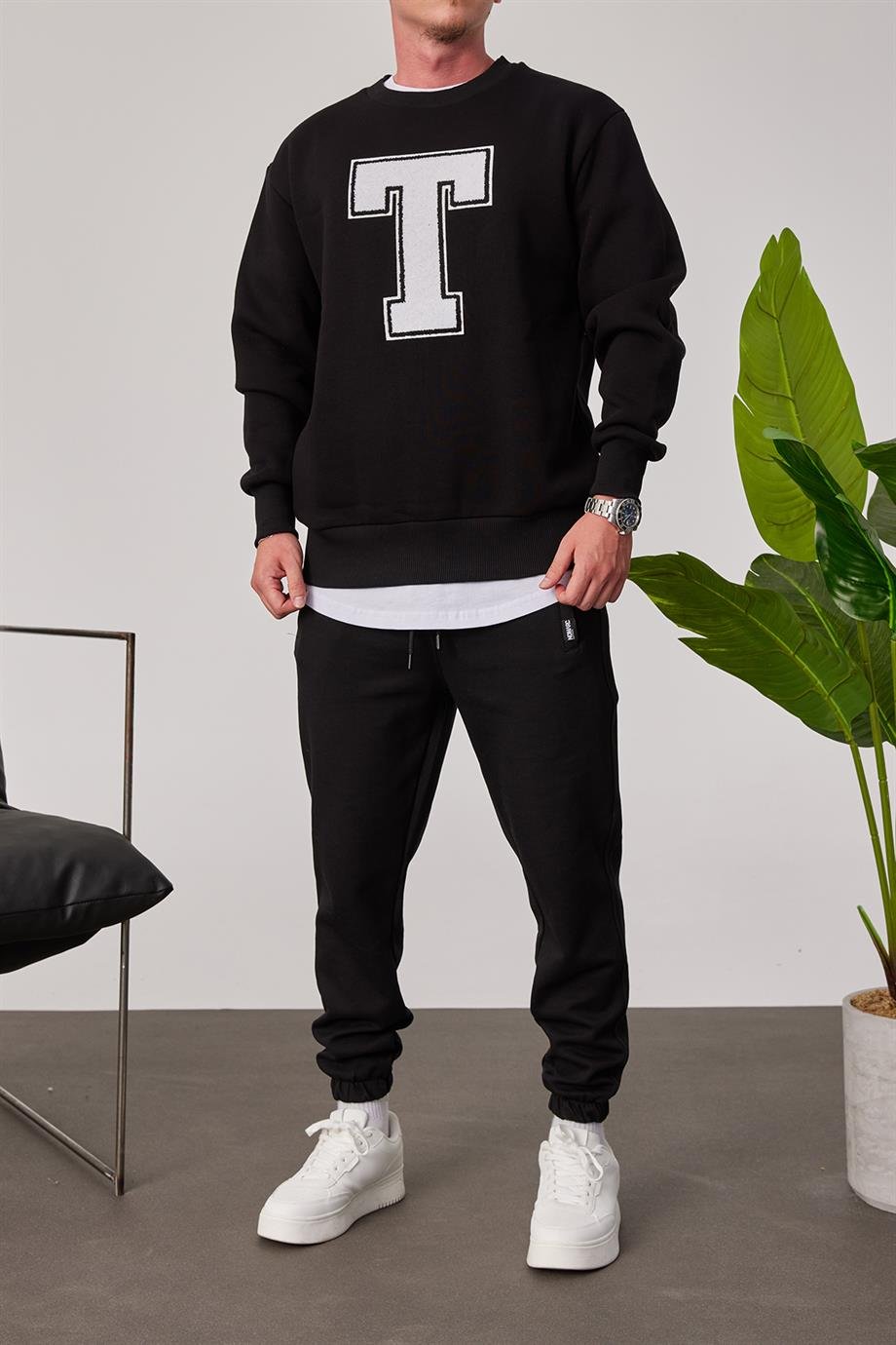 T Harf Baskılı Siyah Sweatshirt