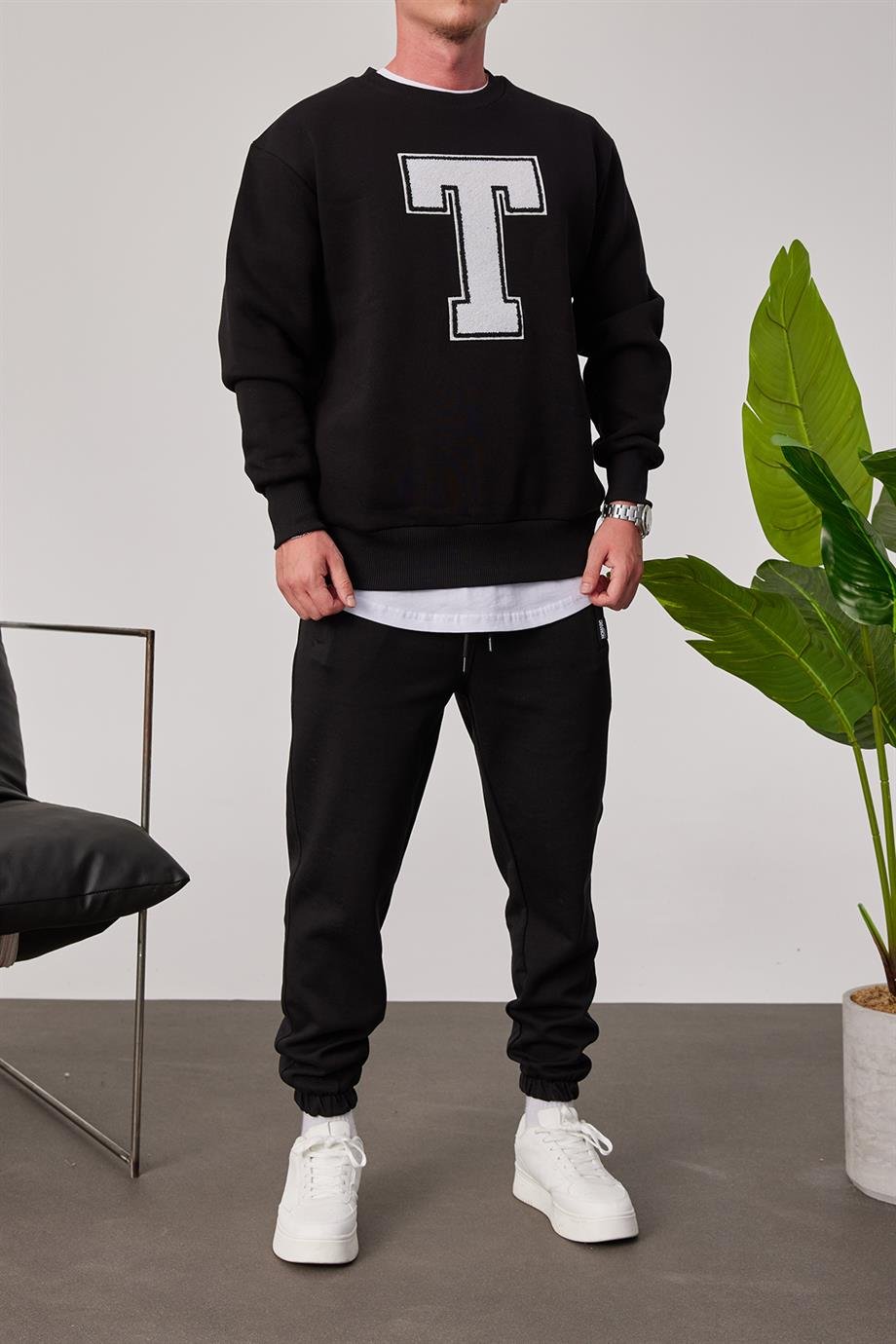 T Harf Baskılı Siyah Sweatshirt
