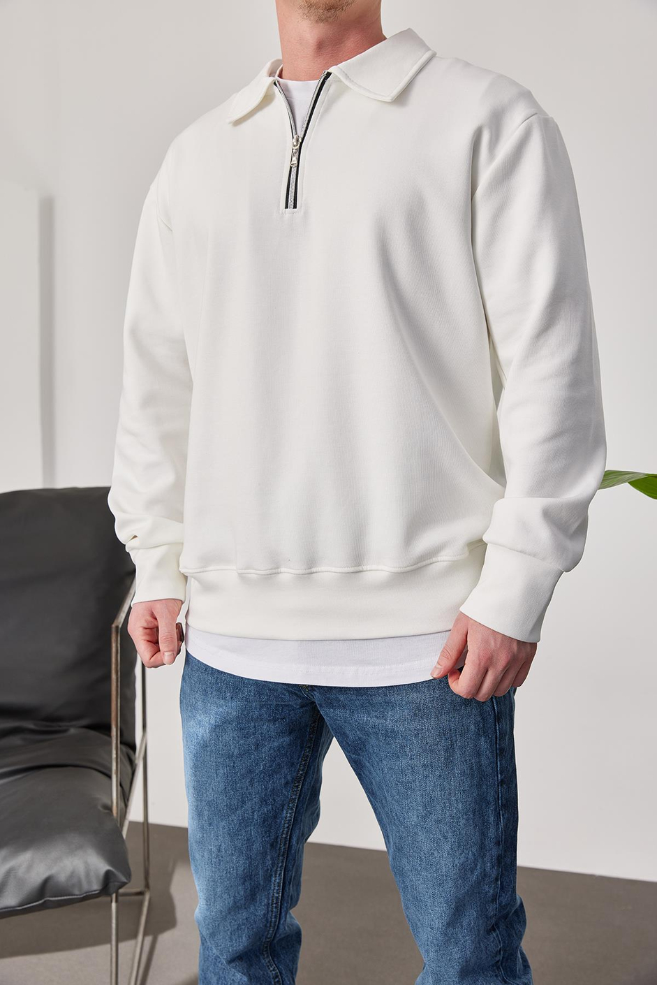 Yakası Fermuarlı Basic Beyaz Sweatshirt