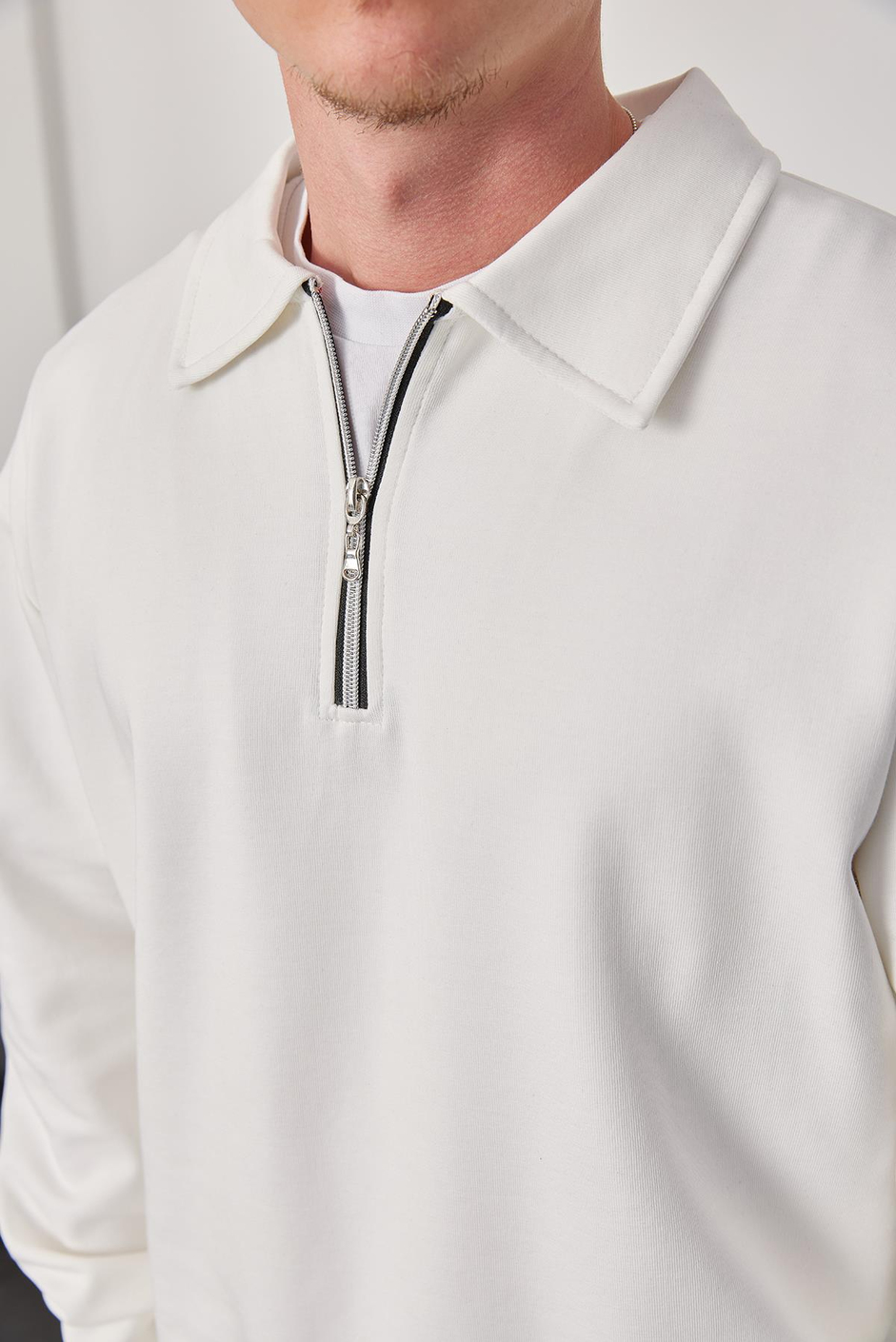 Yakası Fermuarlı Basic Beyaz Sweatshirt