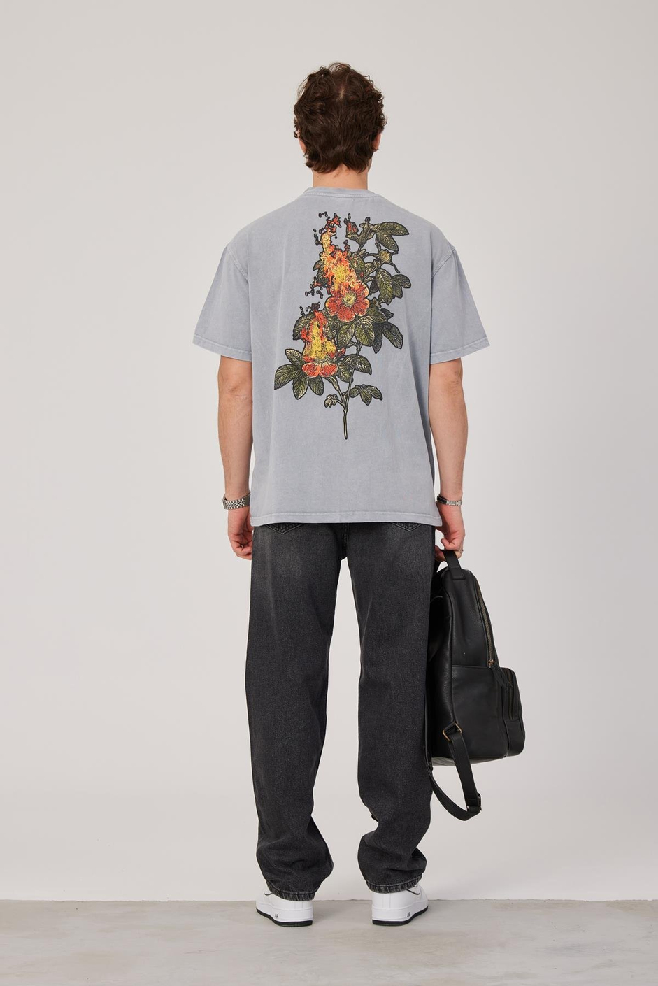 Yanan Çiçek Baskılı Gri Tshirt