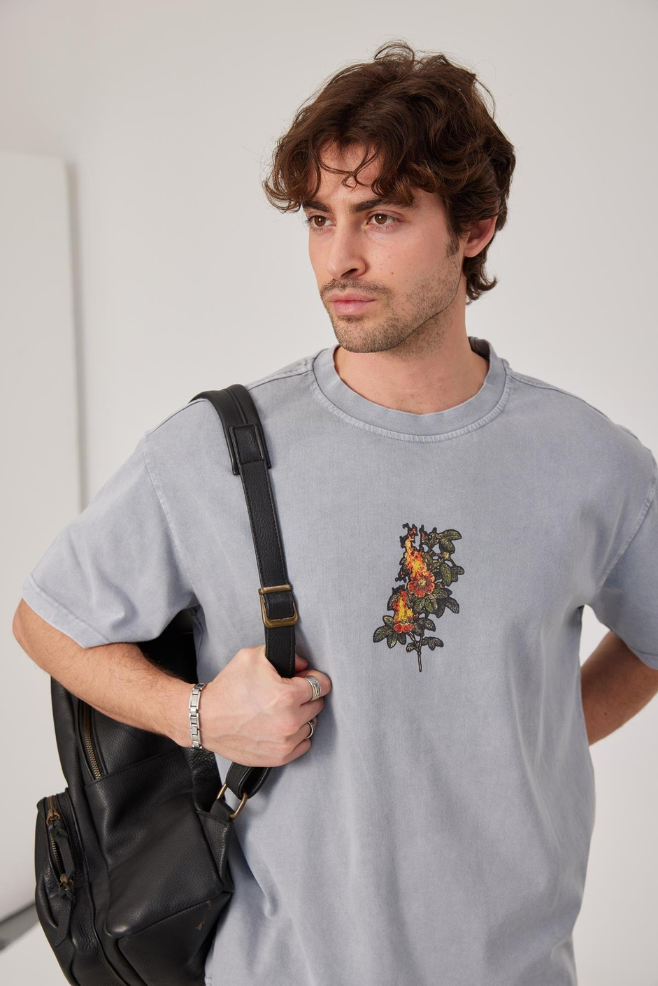 Yanan Çiçek Baskılı Gri Tshirt