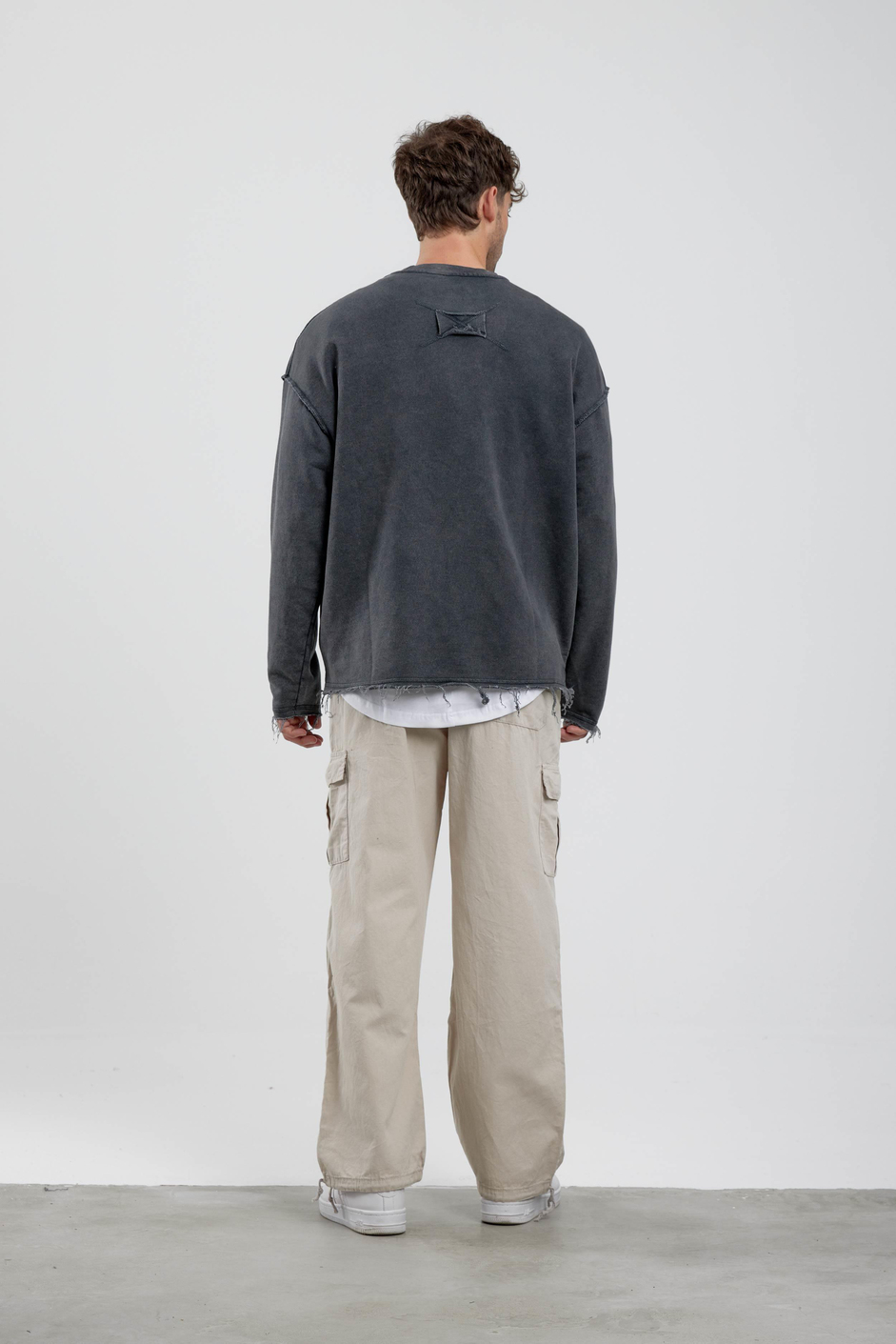 Yırtık Detaylı Yıkamalı Gri Oversize Sweatshirt