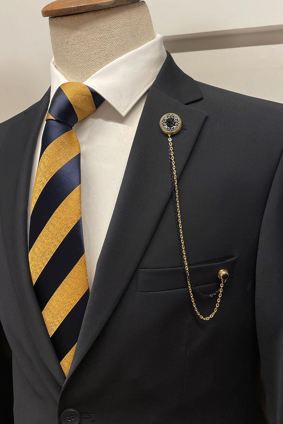 Altın Renk Siyah Taşlı Zincirli Ceket Yaka İğnesi YI397