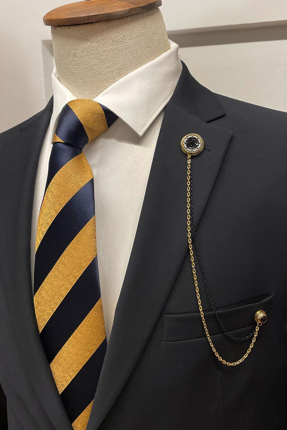 Altın Renk Siyah Zİncirli Ceket Yaka İğnesi YI398