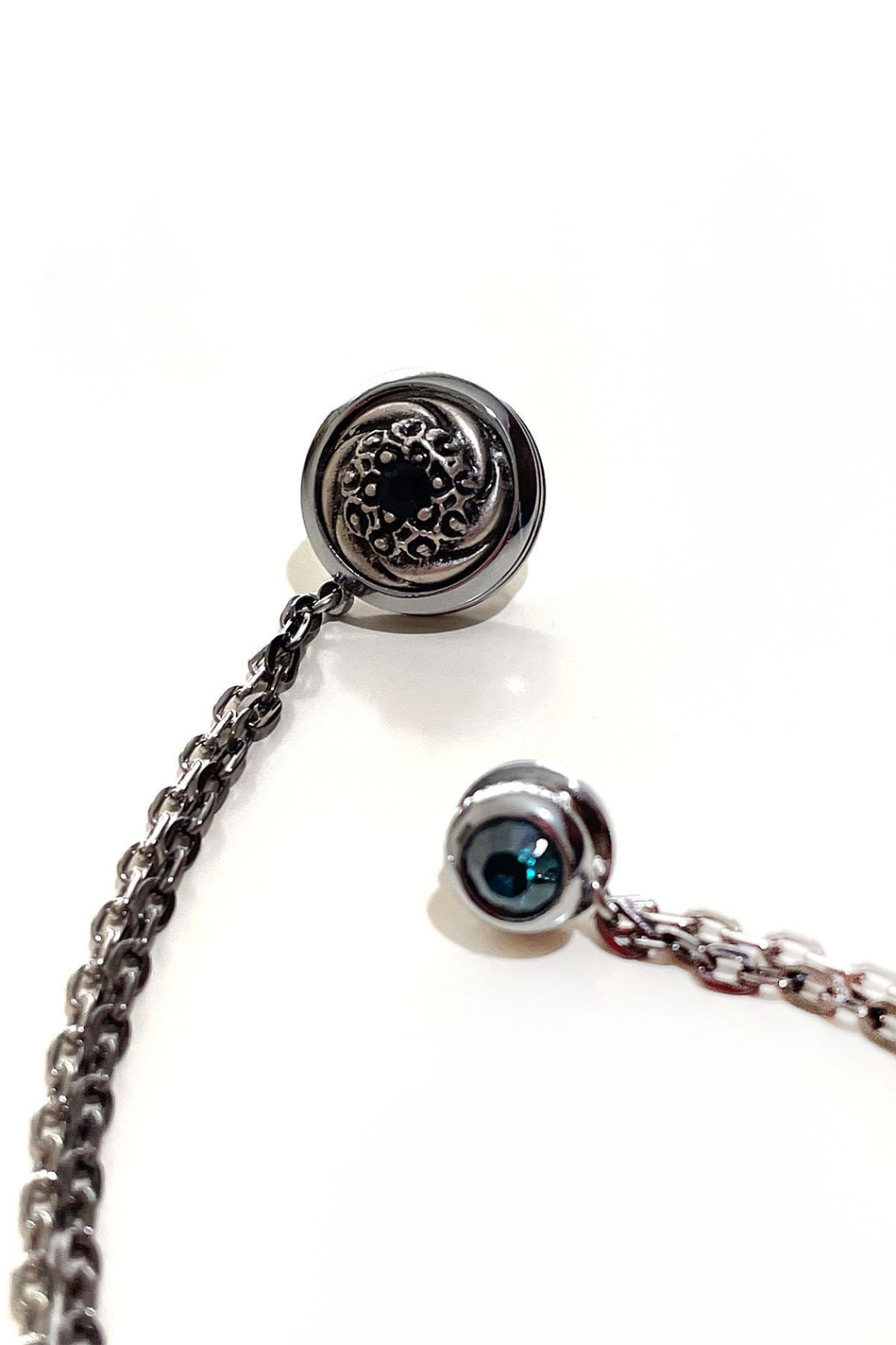 Gümüş Renk Siyah Taşlı Zincirli Ceket Yaka İğnesi YI385