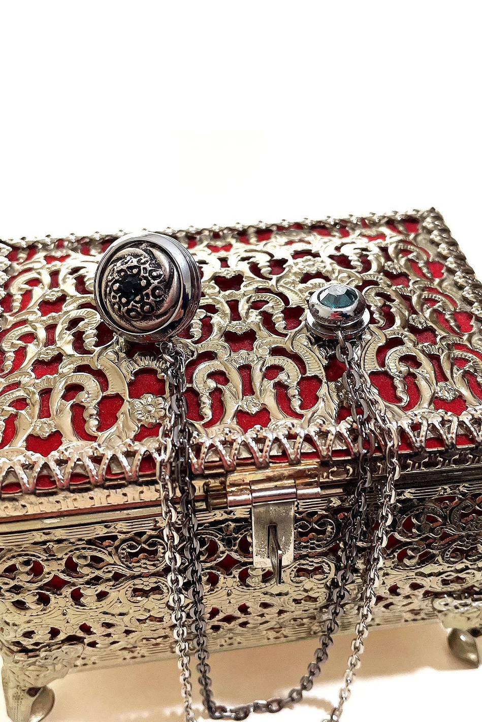 Gümüş Renk Siyah Taşlı Zincirli Ceket Yaka İğnesi YI385