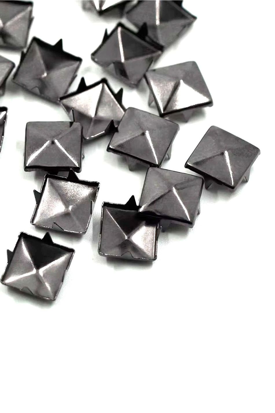 Süs Tırnaklı Platin Çakma Kare Piramit 7 mm 20 Adet Metal Trok