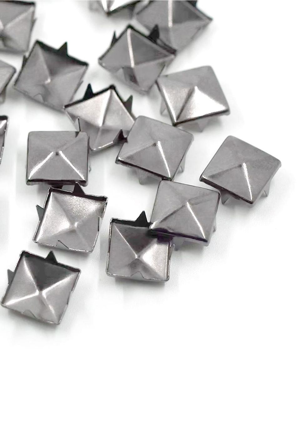 Süs Tırnaklı Çakma Kare Piramit 7 mm 20 Adet Metal Trok