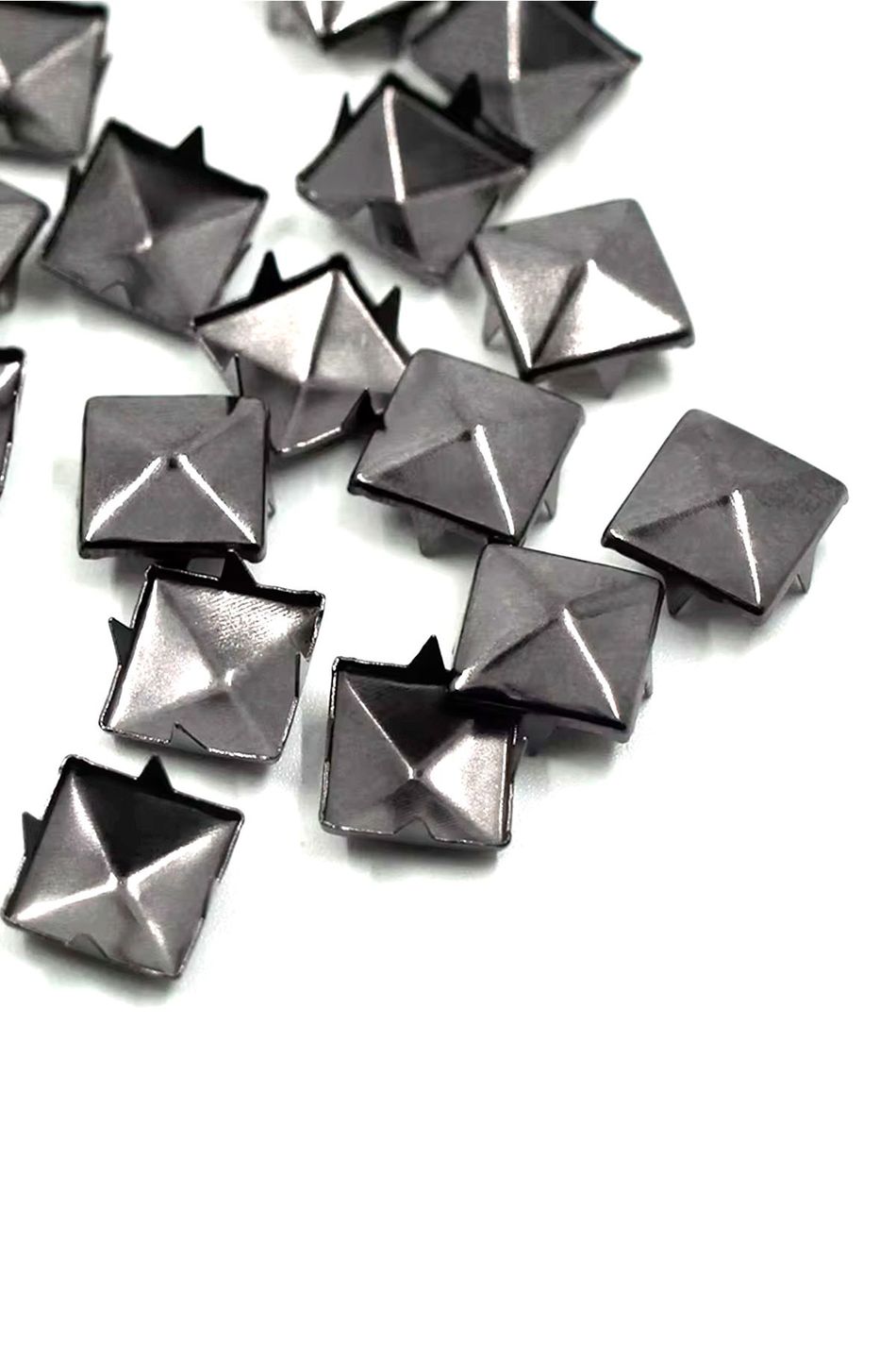 Süs Tırnaklı Platin Çakma Kare Piramit 10 mm 20 Adet Metal Trok