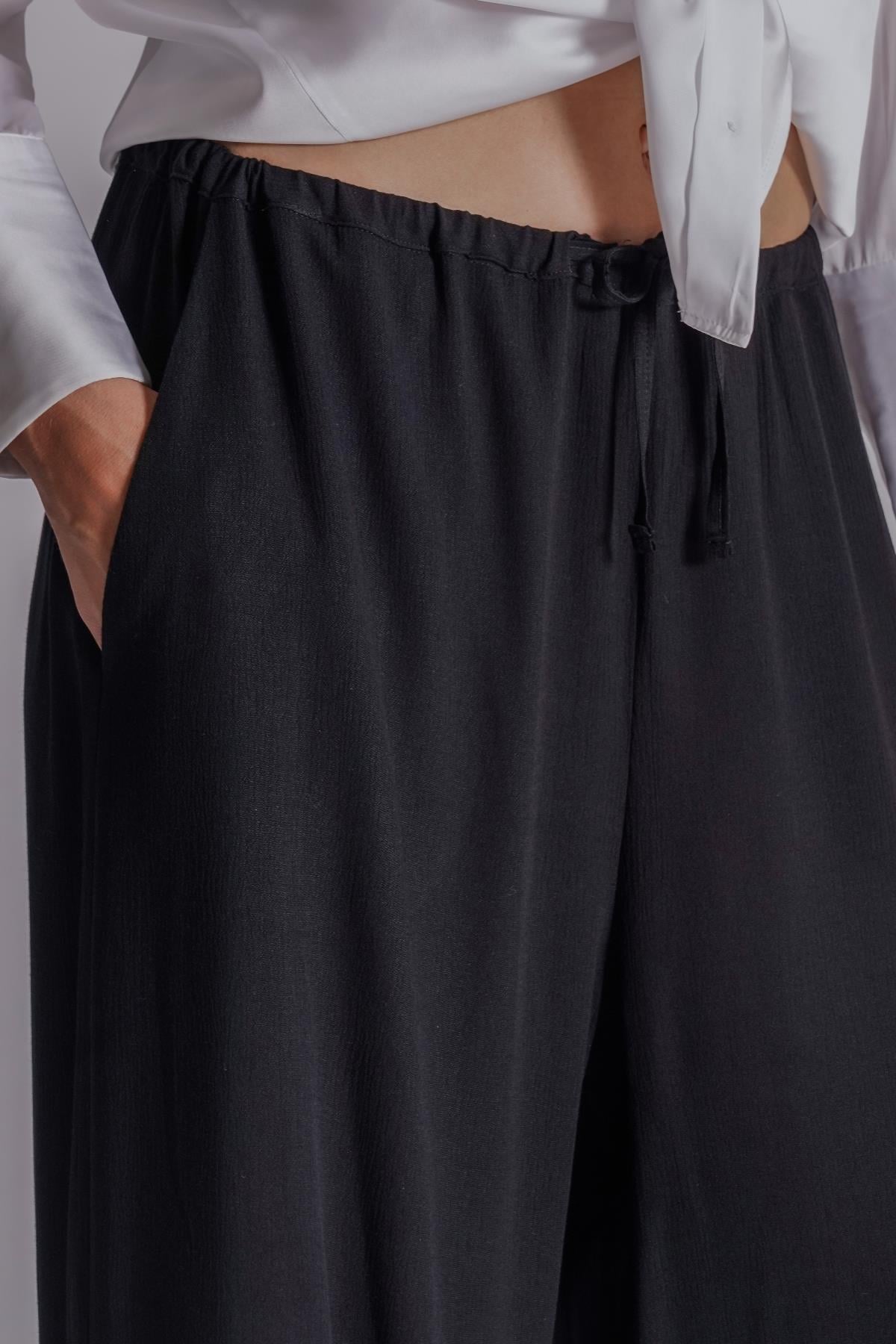 Kadın Yandan Cepli Beli Lastikli Relaxed Fit Pantolon Siyah