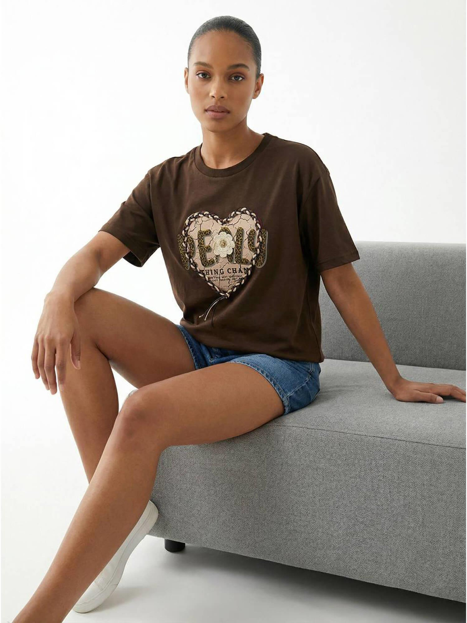 Deri Bağcıklı Kalp Baskılı Tişört 7447 KahveCoral