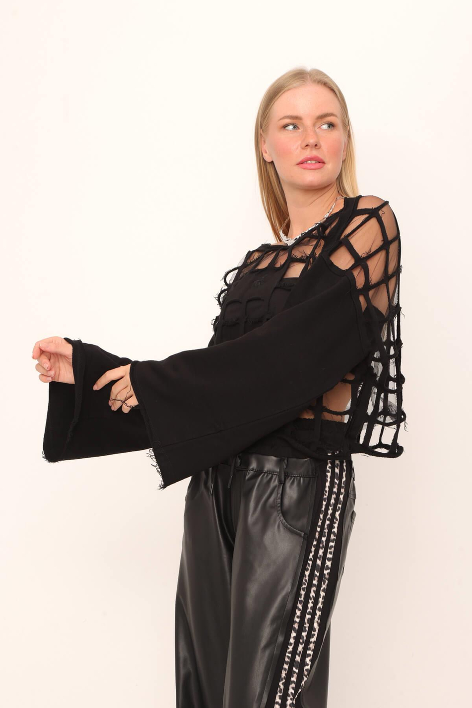 Kare Tül Detaylı Yırtıklı Sweatshirt Siyah-Coral