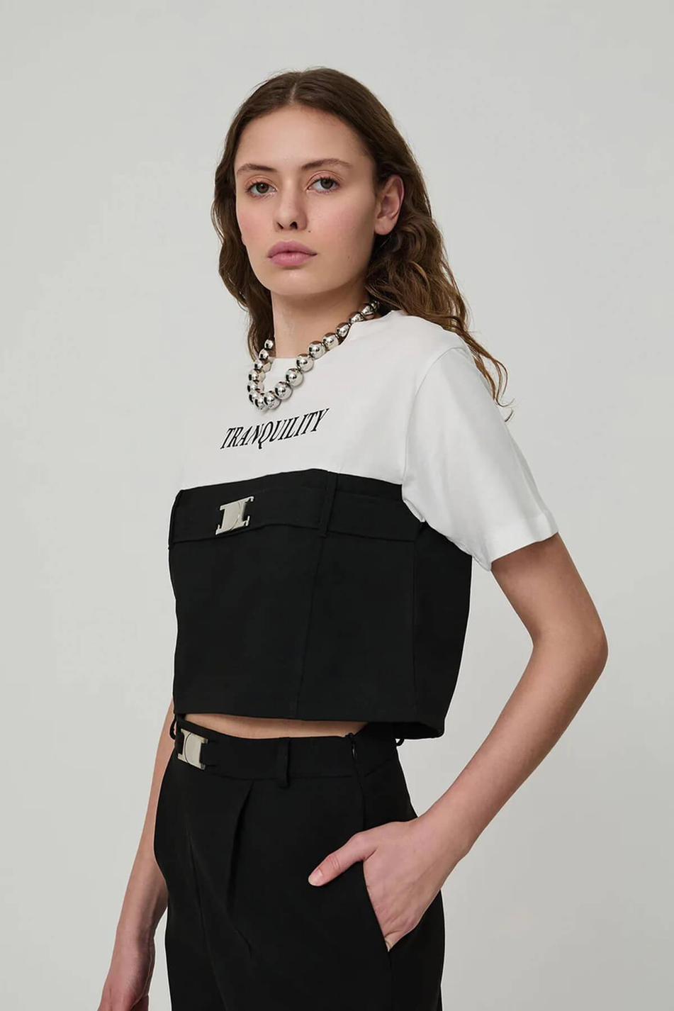 Önü Yazılı Kemer Detaylı T-Shirt Siyah - Ekru-Coral