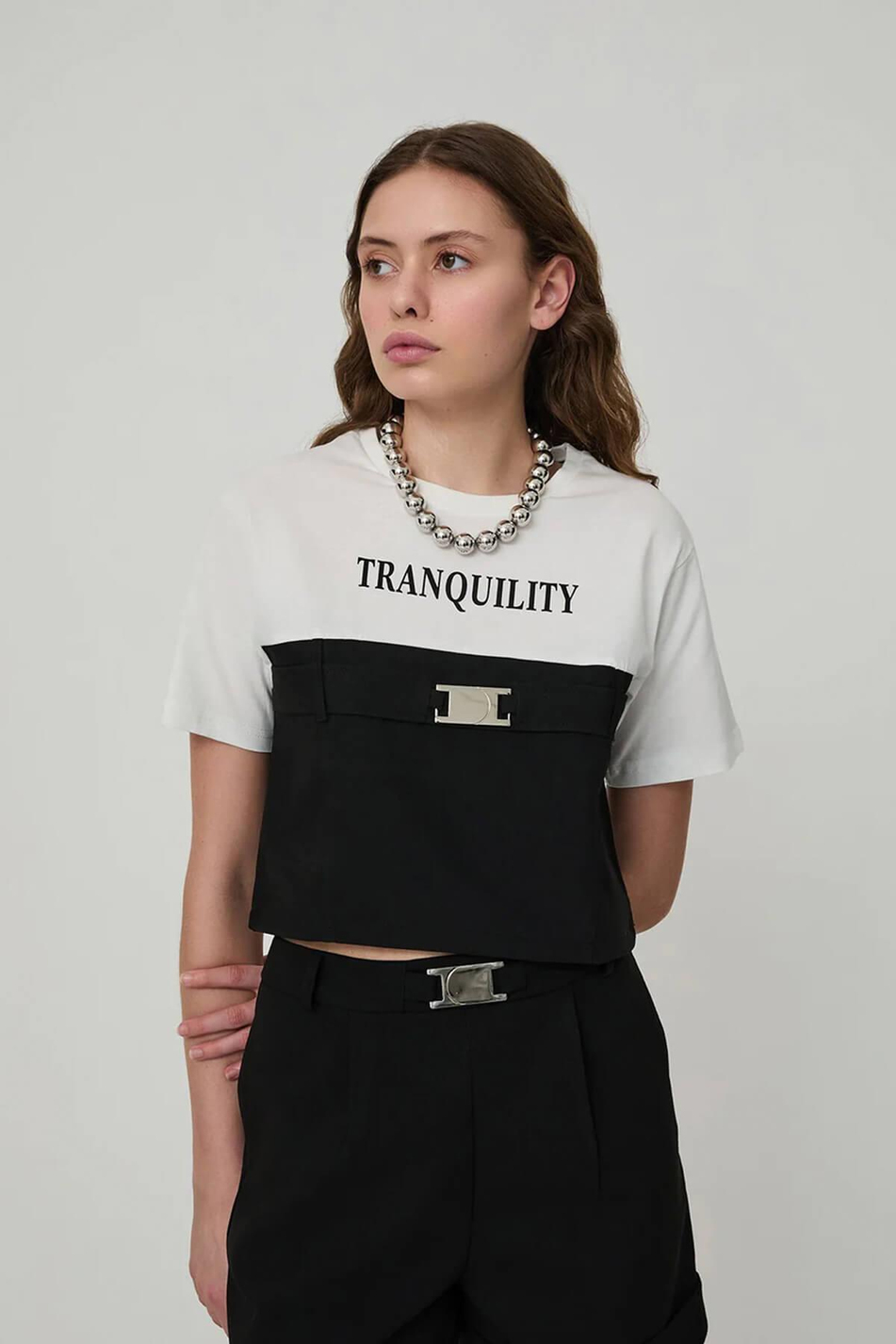 Önü Yazılı Kemer Detaylı T-Shirt Siyah - Ekru-Coral