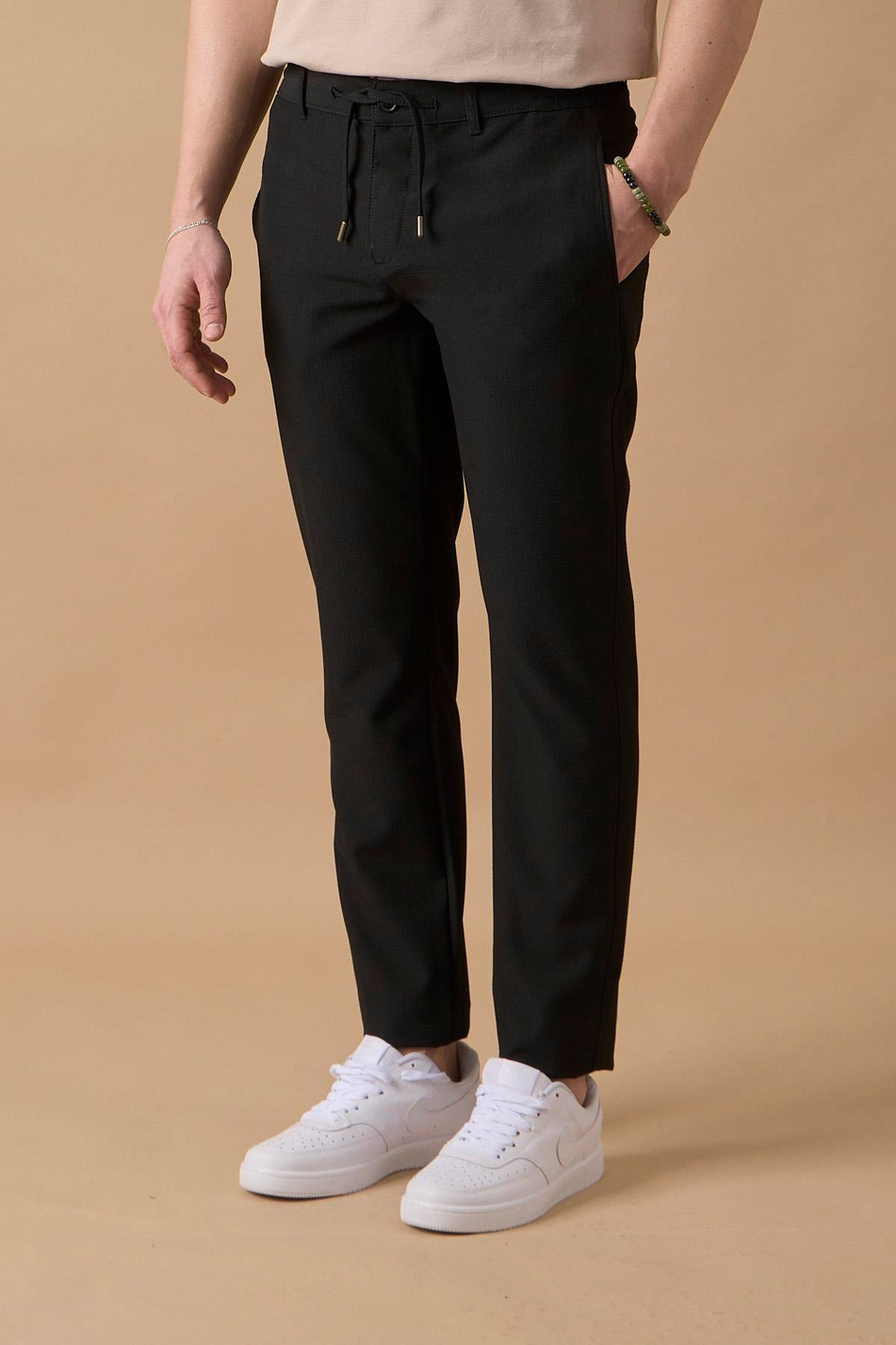 Erkek Slim Fit Beli Bağlamalı Dokulu Siyah Pantolon