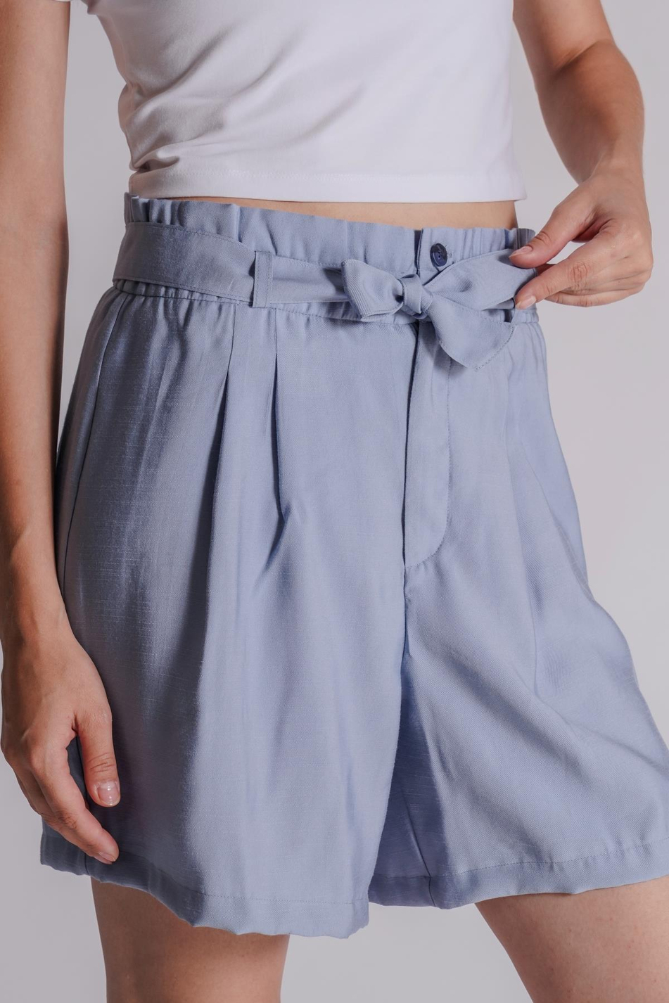 Kadın Pileli Beli Lastikli ve Kuşaklı Düğmeli Jogger Şort Mavi