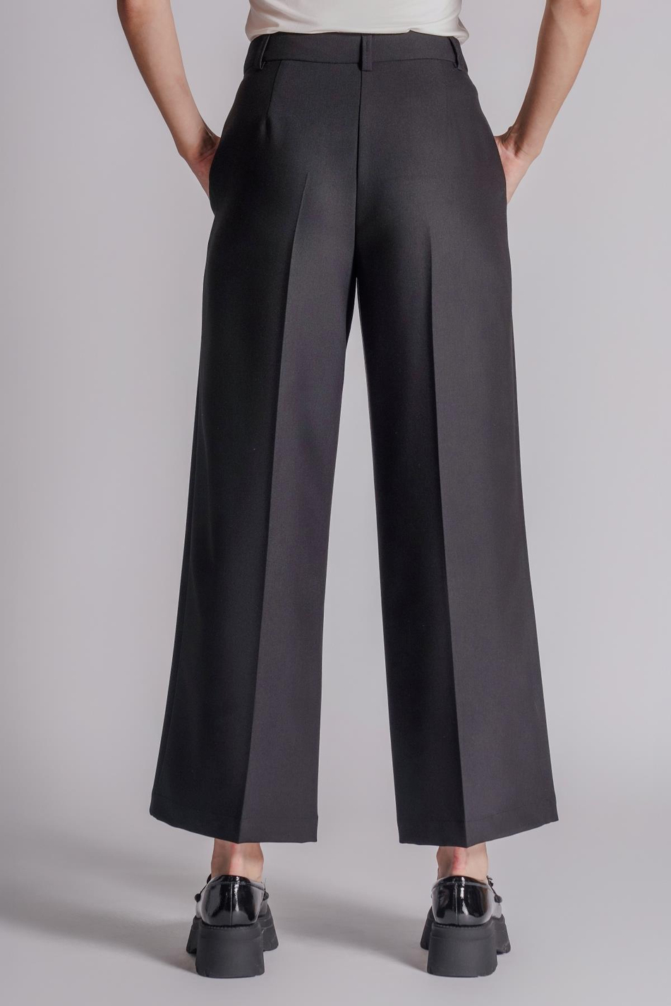 Kadın Yandan Cepli Fermuar ve Agraf Kapamalı Relaxed Fit Pantolon Siyah