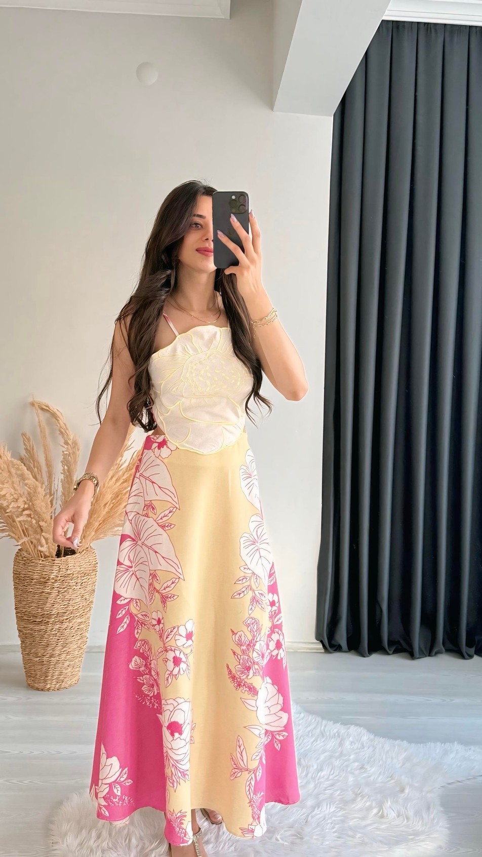 Armelle Pembe Sırt Dekolteli Çiçekli Tasarım Elbise