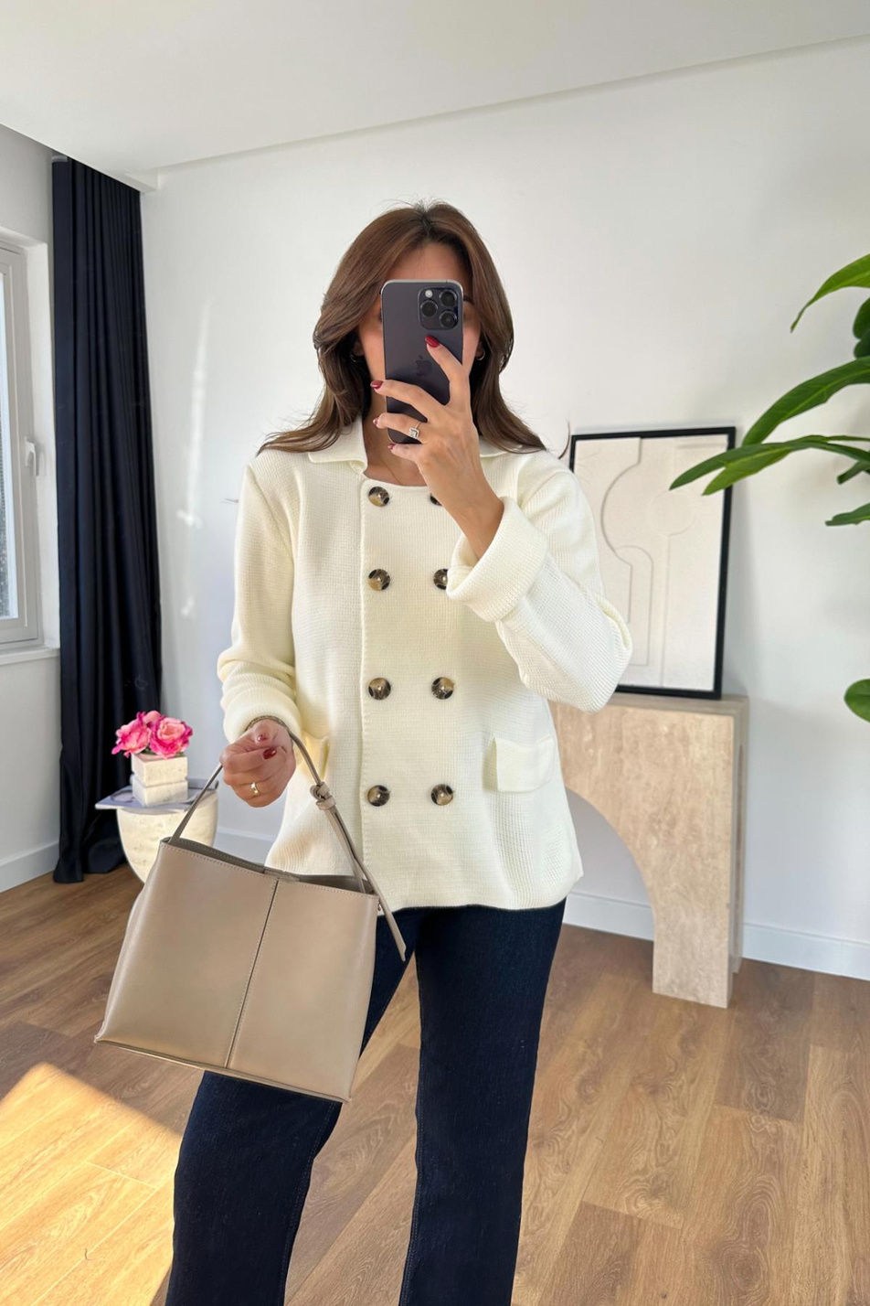 Lara Kırık Beyaz Düğme Detaylı Triko Hırka