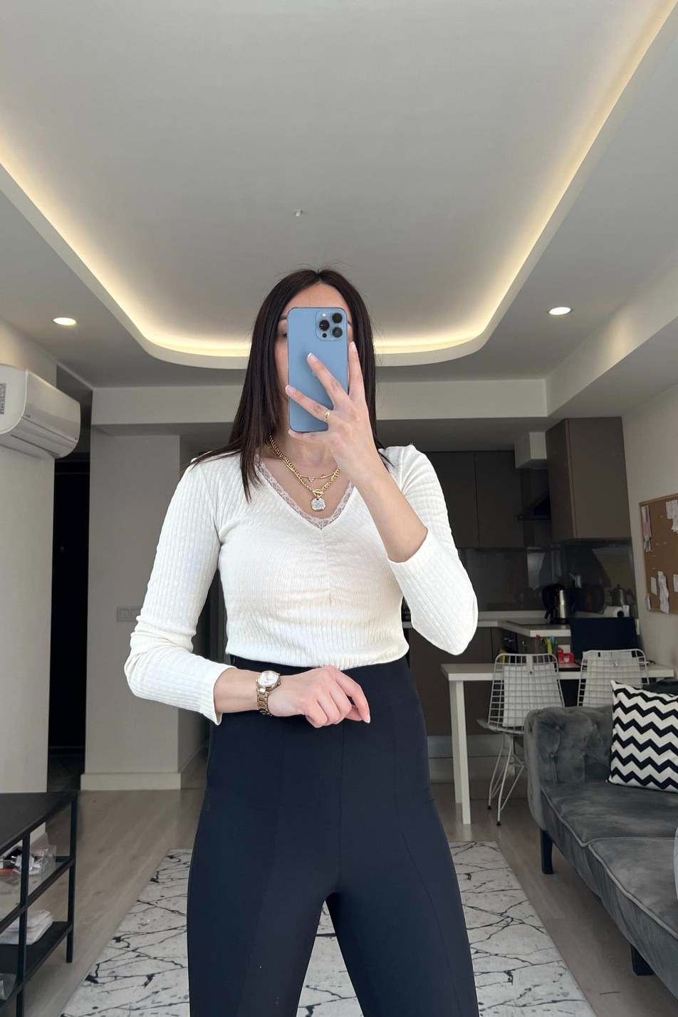 Ekru Dantel Detaylı V Yaka Bluz