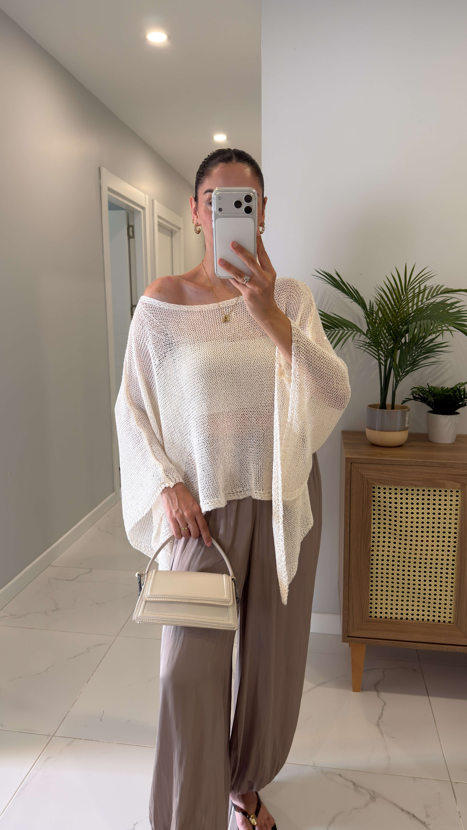 Gilosa Ekru Asimetrik Kesim Işıltılı Panço Triko