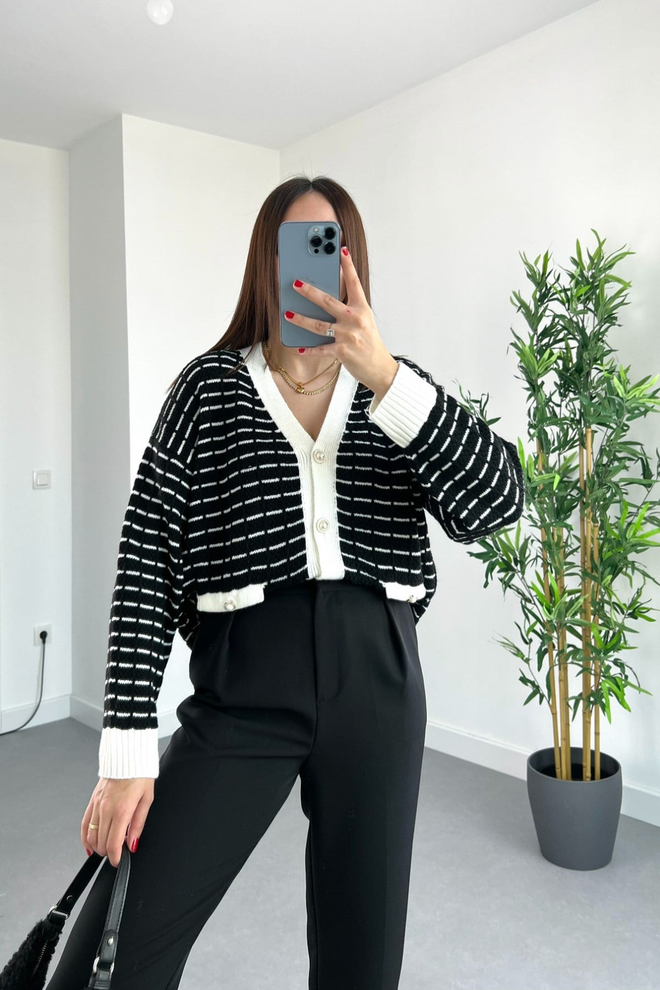 Pole Siyah Pirinç Düğme Detaylı Süs Cepli Hırka