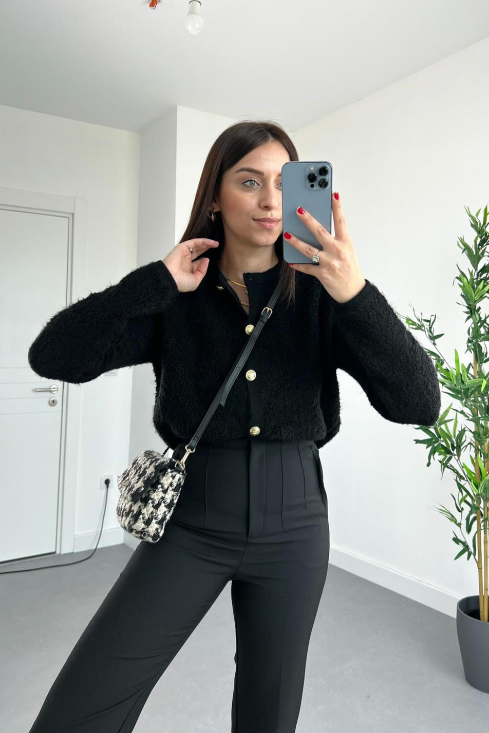 Soft Siyah Düğme Detaylı Bisiklet Yaka Hırka