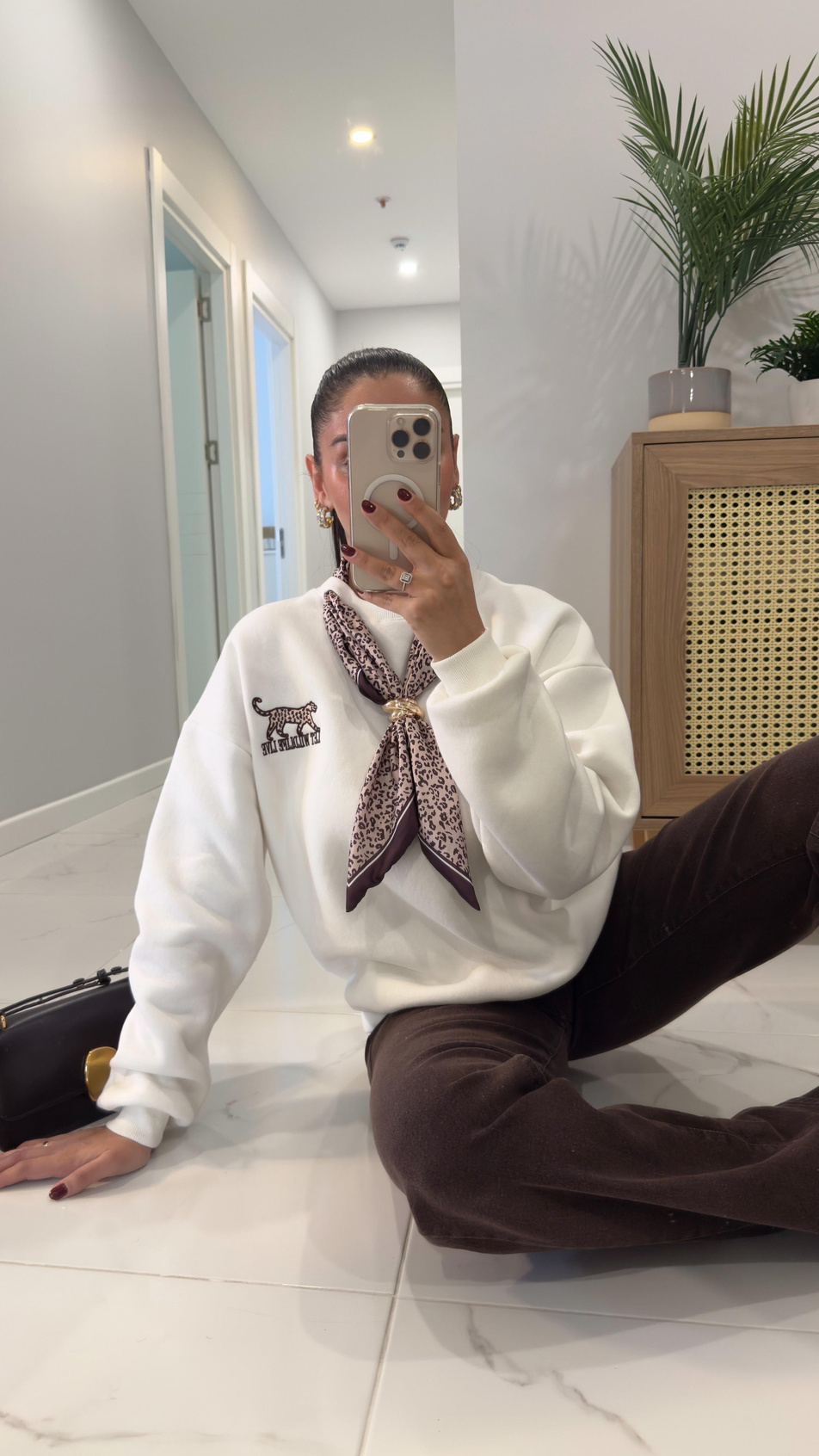 Ravix Ekru Gold Toka Detaylı Fularlı Sweat