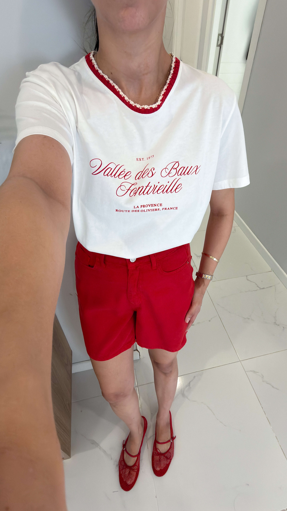 Tilda Ekru Kırmızı Yaka Detaylı Baskılı Tişört