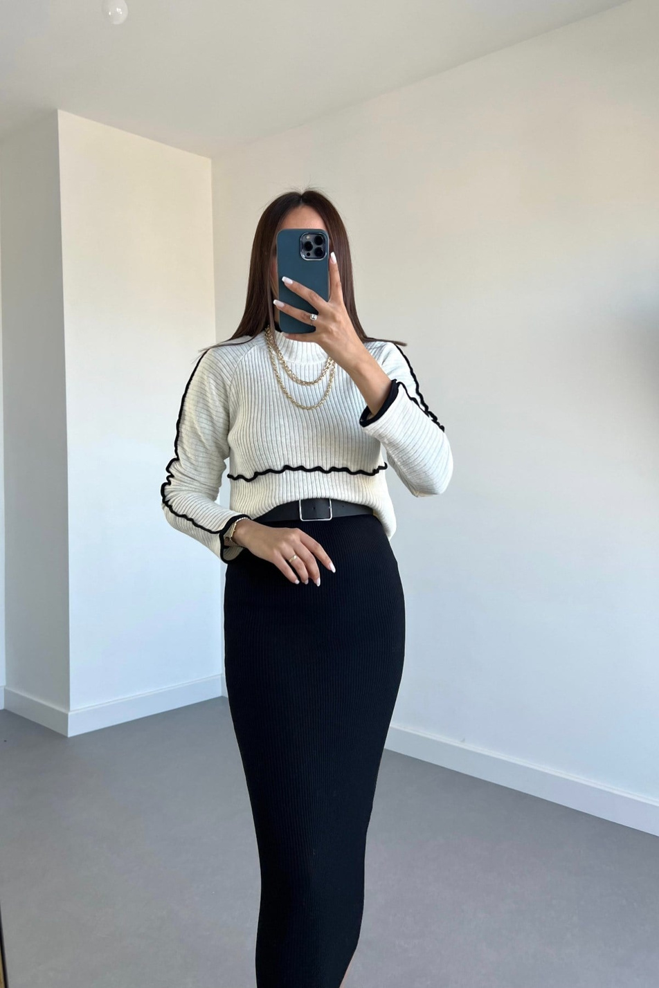 Ekru Siyah Şerit Detaylı Triko