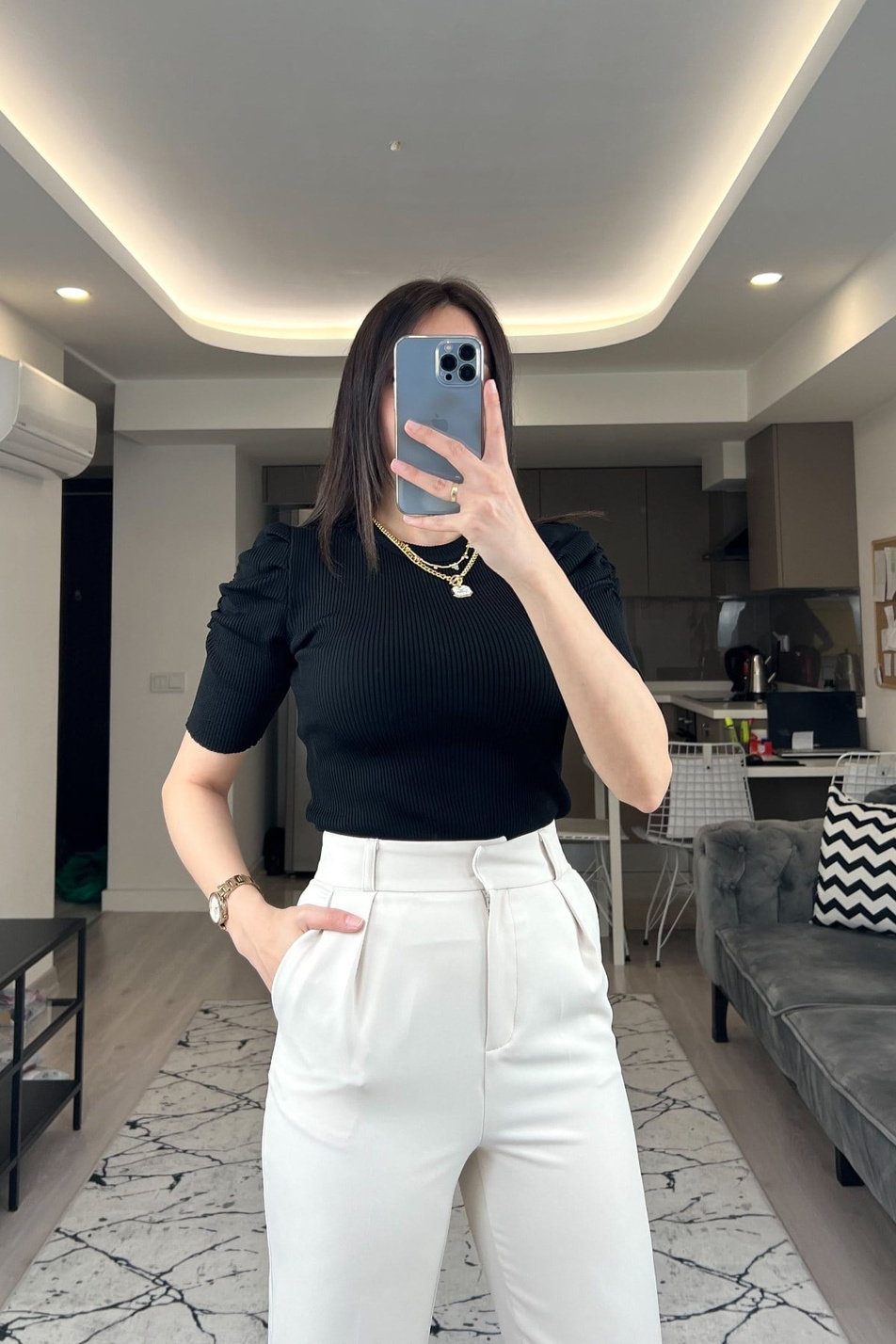 Siyah Omuz Detaylı Triko