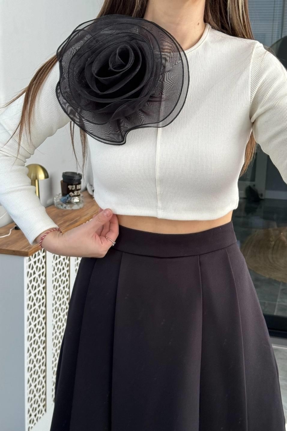 CropGül Aksesuarlı Crop Top Siyah