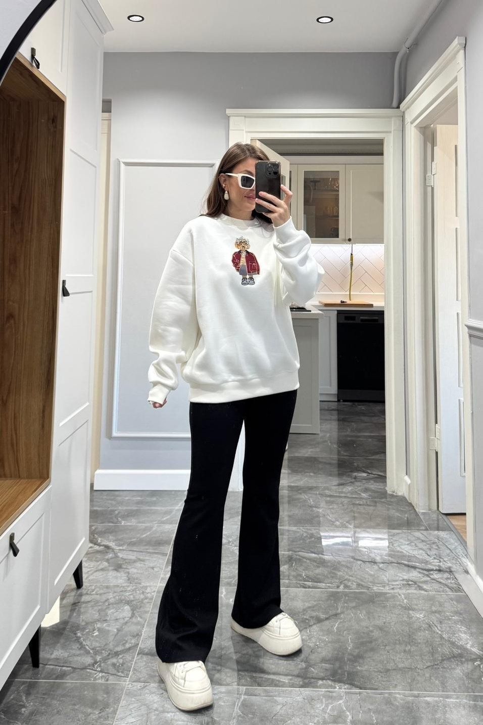 SweatshirtMarka Model Önü Taşlı Figürlü Sweatshirt Ekru