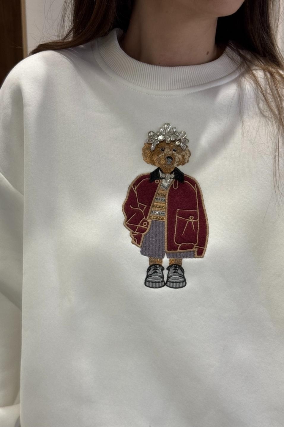 SweatshirtMarka Model Önü Taşlı Figürlü Sweatshirt Ekru