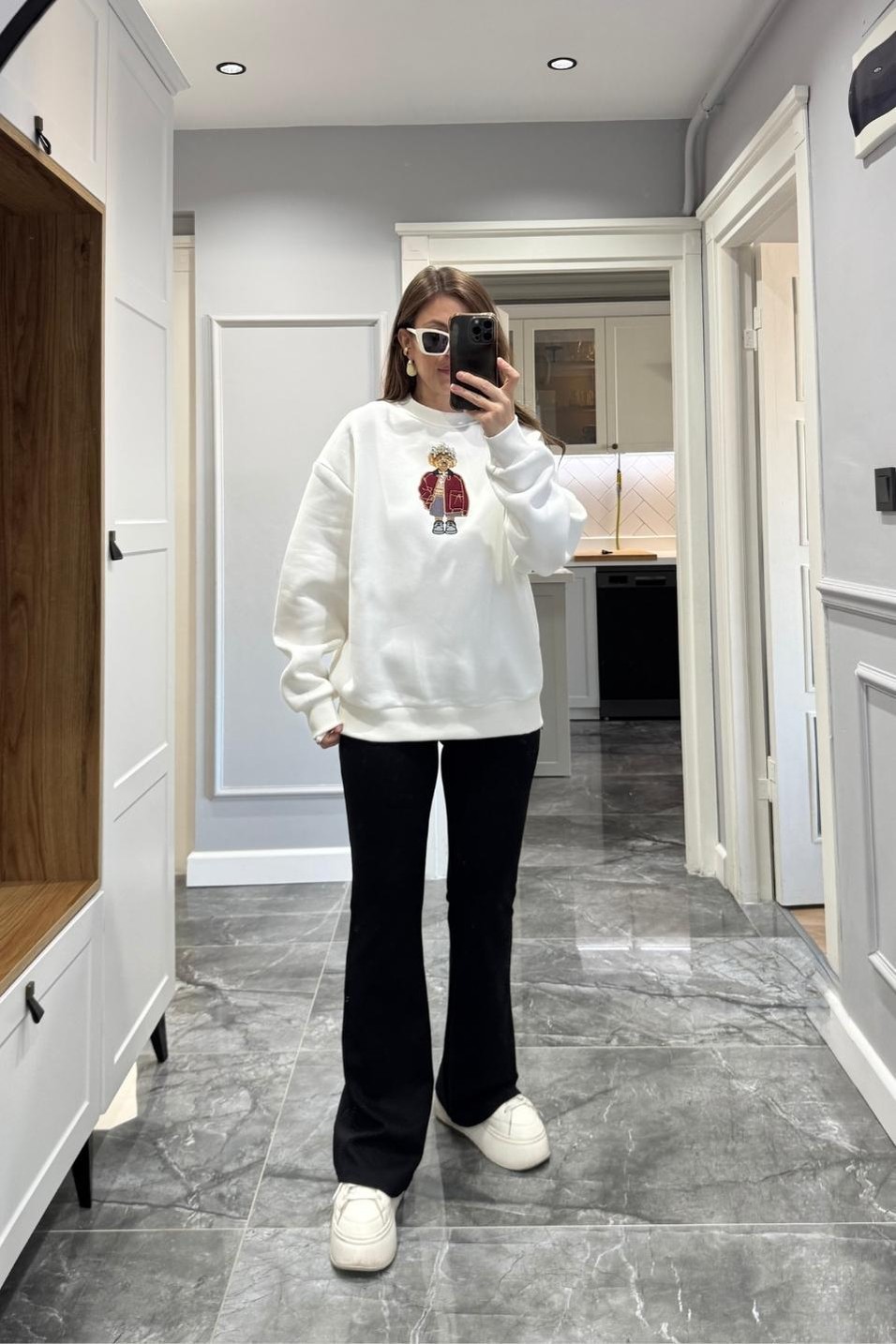 SweatshirtMarka Model Önü Taşlı Figürlü Sweatshirt Ekru