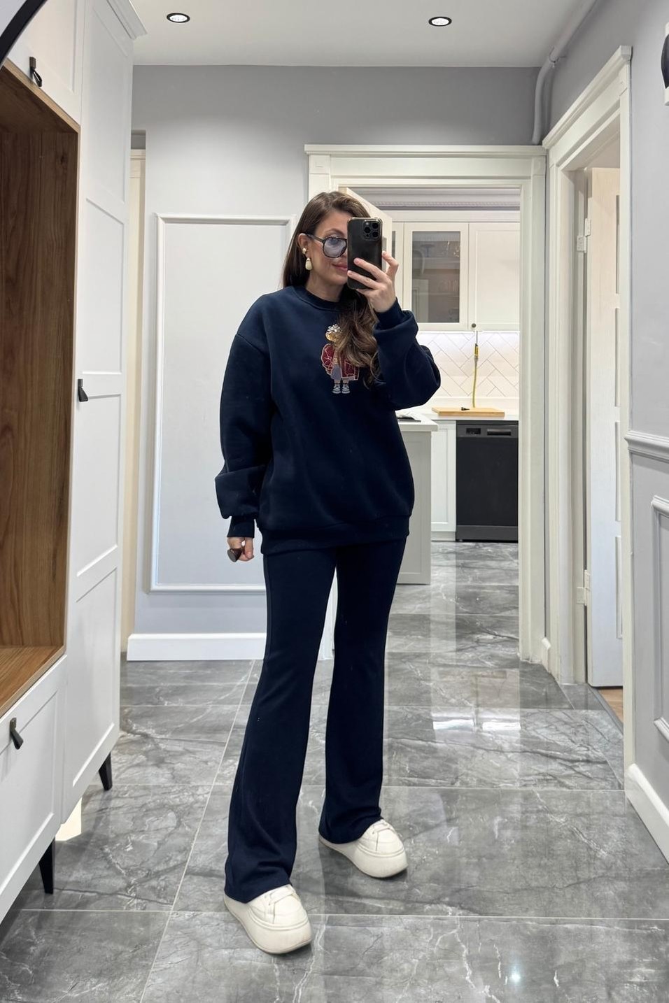 SweatshirtMarka Model Önü Taşlı Figürlü Sweatshirt Lacivert