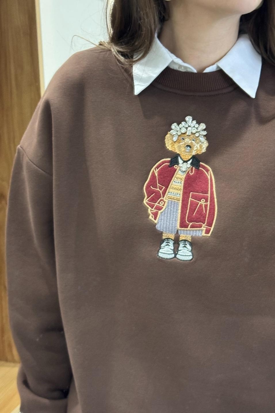 SweatshirtMarka Model Önü Taşlı Figürlü Sweatshirt Kahverengi