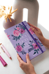 SERT KAPAKLI LASTİKLİ TASARIM DEFTERÇiçekli Defter Kareli Mor 17x24 cm