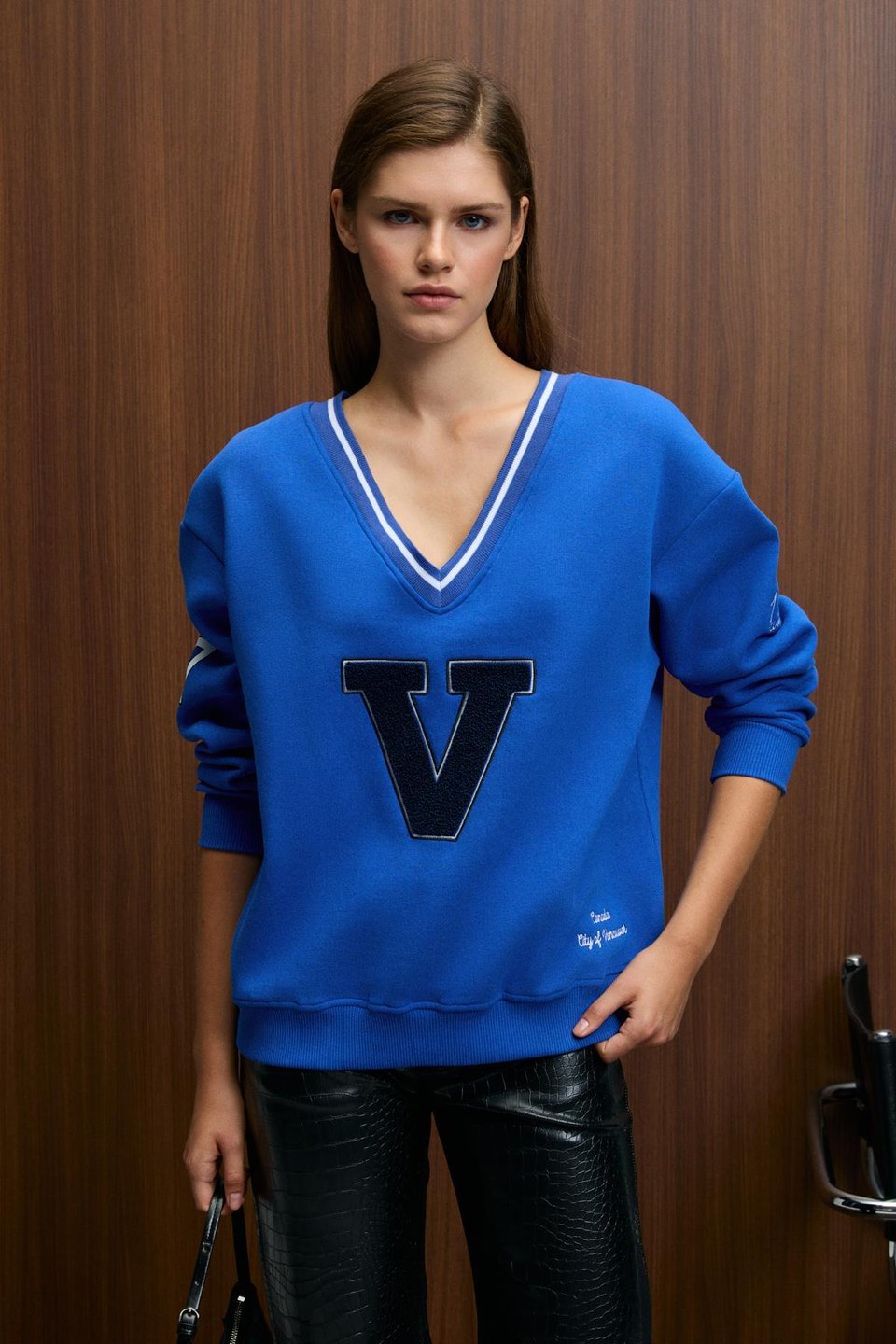 DIVINE Kadın V Yakalı Nakış Ve Patch Detaylı Mavi Sweatshirt