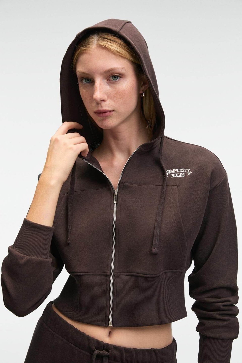 ELARA Kadın Metal Fermuarlı Nakışlı Kapüşonlu Crop Koyu Kahverengi Sweatshirt