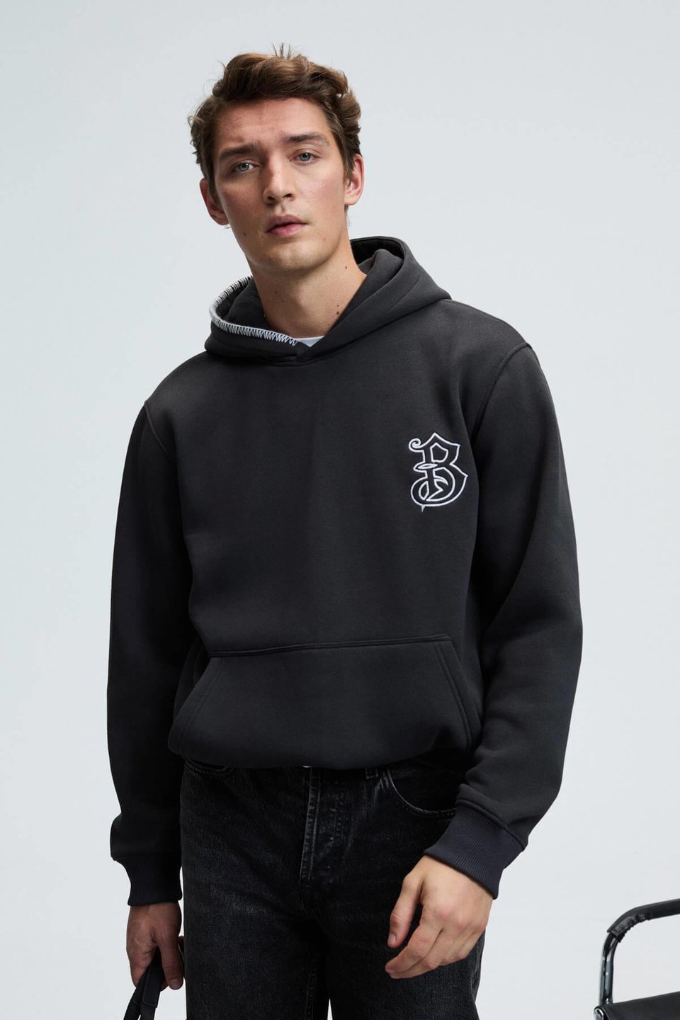 GROVER Erkek Kapüşonlu Süs Dikiş Detaylı Göğsü Nakışlı Kanguru Cepli Antrasit Sweatshirt