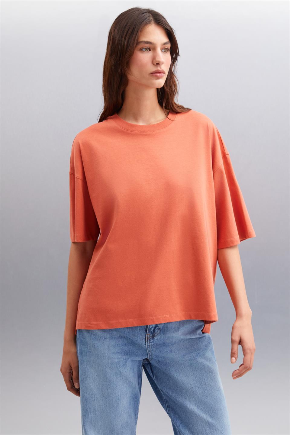 Jemmy Kadın %100 Organik Pamuk Relaxed Fit Yırtmaçlı Yuvarlak Yakalı Kiremit Rengi T-Shirt