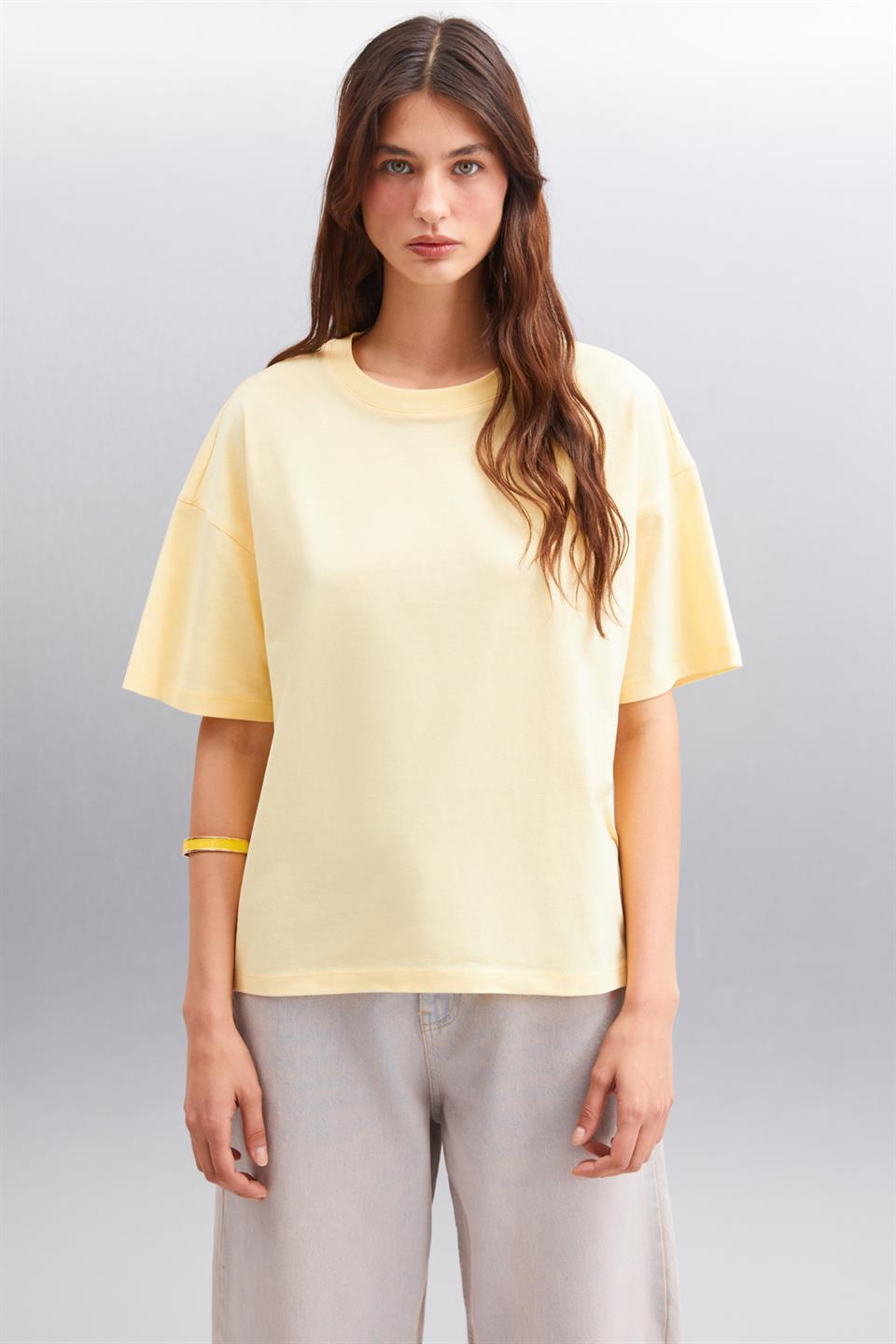 Jemmy Kadın %100 Organik Pamuk Relaxed Fit Yırtmaçlı Yuvarlak Yakalı Sarı T-Shirt