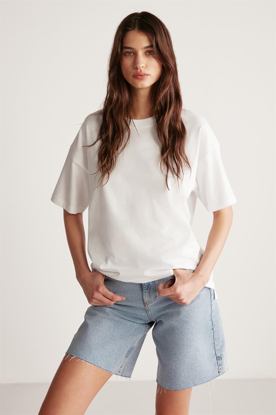 Jemmy Kadın %100 Organik Pamuk Relaxed Fit Yırtmaçlı Yuvarlak Yakalı Beyaz T-Shirt
