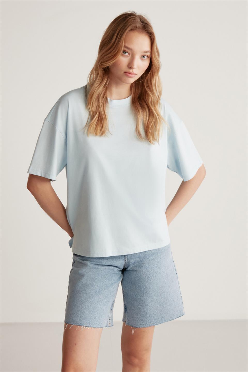 Jemmy Kadın %100 Organik Pamuk Relaxed Fit Yırtmaçlı Yuvarlak Yakalı Açık Mavi T-Shirt