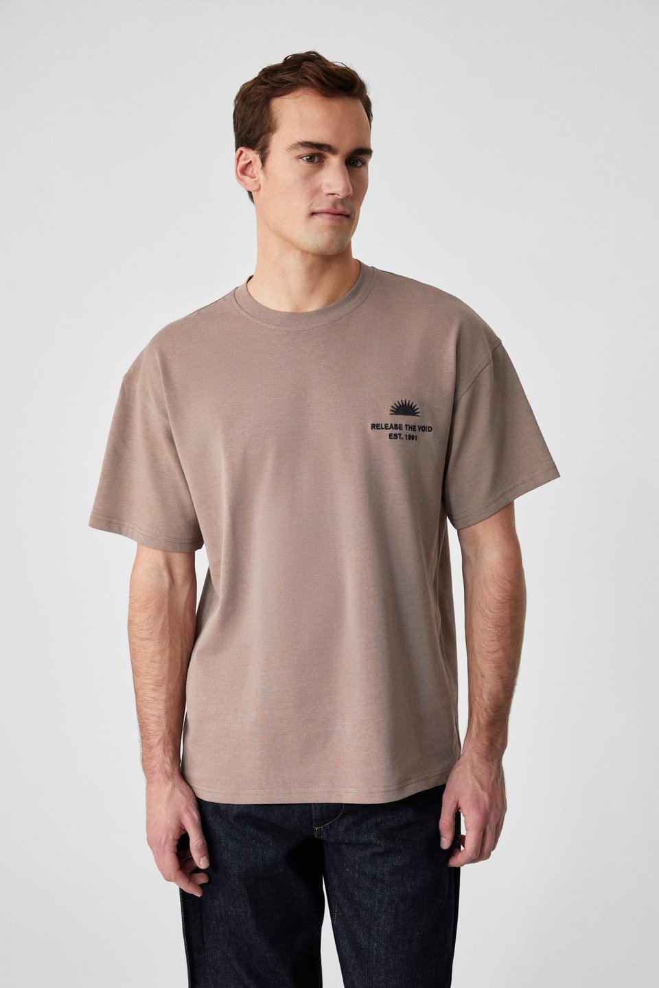 KHARY Erkek Nakış Detaylı %100 Organik Pamuk Oversize Bisiklet Yaka Vizon T-Shirt